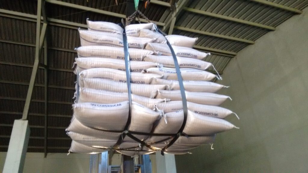 Gancho de icamento com cinta textil em operacao industrial